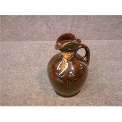 Un broc en porcelaine "Kingsware" de Royal Doulton décoré d'une tête de veilleur, vers 1904, #R.N...