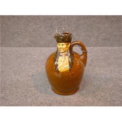 Un broc en porcelaine "Kingsware" de Royal Doulton orné d'un buste d'homme (Bill Sikes), la panse...
