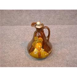 Un broc en porcelaine "Kingsware" de Royal Doulton: "Ben Jonson", avec son bouchon d'origine, ver...