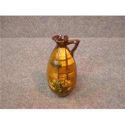 Un broc en porcelaine "Kingsware" de Royal Doulton orné d'une scène de cabaret, (légères craquelu...