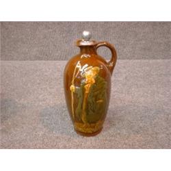 Un broc en porcelaine "Kingsware" de Royal Doulton: "Tony Weller, Beware of the Vidders", avec so...