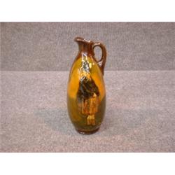 Un broc en porcelaine "Kingsware" de Royal Doulton: "The Macnab", vers 1915, pour Dewar's whisky....