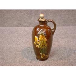 Un broc en porcelaine "Kingsware" de Royal Doulton: "Oyez! Oyez!", vers 1909, pour Dewar's whisky...