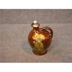 Un broc en porcelaine "Kingsware" de Royal Doulton: "The Watchman", avec son bouchon original, ve...