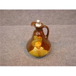 Un broc en porcelaine "Kingsware" de Royal Doulton: "Ben Jonson", avec son bouchon original, vers...