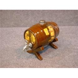 Un tonneau en porcelaine "Kingsware" de Royal Doulton à décor de scènes de taverne, bouchon en ar...