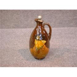 Un broc en porcelaine "Kingsware" de Royal Doulton: "Sporting Squire", vers 1909, avec son boucho...