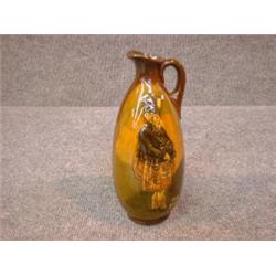 Un broc en porcelaine "Kingsware" de Royal Doulton: "The Macnab", vers 1915, pour Dewar's whisky....