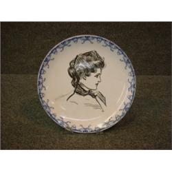 Une petite assiette en porcelaine de Royal Doulton ornée d'une jeune femme en profil par Charles...