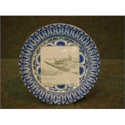 Une assiette en porcelaine de Royal Doulton de la série "Gibson Girls": "They go fishing", copyri...