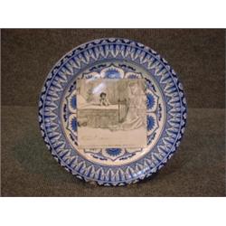 Une assiette en porcelaine de Royal Doulton de la série "Gibson Girls": "She is disturbed by a vi...