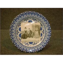 Une assiette en porcelaine de Royal Doulton de la série "Gibson Girls": "Mrs. Diggs is alarmed at...