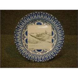 Une assiette en porcelaine de Royal Doulton de la série "Gibson Girls": "They go fishing", copyri...