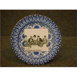Une assiette en porcelaine de Royal Doulton de la série "Gibson Girls": "Some think she has remai...