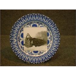 Une assiette en porcelaine de Royal Doulton de la série "Gibson Girls":" She contemplates the Clo...