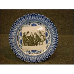 Une assiette en porcelaine de Royal Doulton de la série "Gibson Girls": "She is the subject of mo...