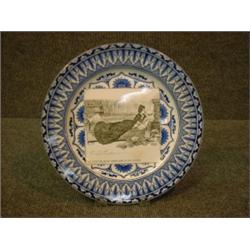 Une assiette en porcelaine de Royal Doulton de la série "Gibson Girls": "She looks for relief amo...