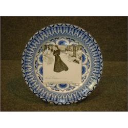 Une assiette en porcelaine de Royal Doulton de la série "Gibson Girls": "She finds that exercise...