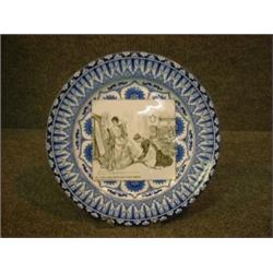 Une assiette en porcelaine de Royal Doulton de la série "Gibson Girls": "She finds some consolati...