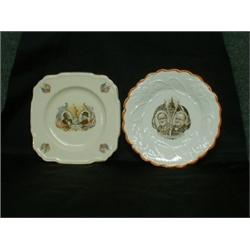 Un lot de 8 pièces commémoratives en porcelaine se rapportant à Churchill, Roosevelt et à la deux...