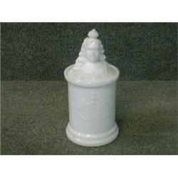 Un pot à tabac en verre laiteux, le corps orné des armes d'Angleterre, le couvercle moulé du bust...