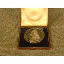 Une médaille en argent à l'effigie de la reine Victoria dans son écrin original, la dédiant aux r...
