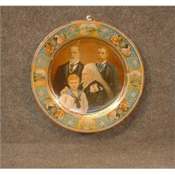 Une assiette commémorative en métal représentant la reine Victoria et sa famille....