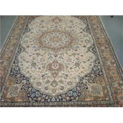 Un tapis de Tabriz.  A Tabriz rug.  7'7" x 4'7" - 2.29M x 1.40M. $350/550...