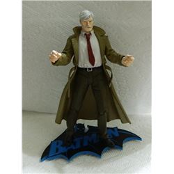 HUSH ACTION FIGURE WITH BATMAN STAND - COMMISIONER GORDON