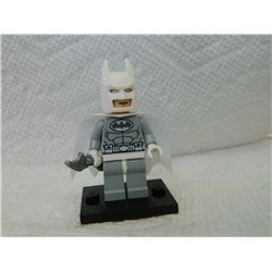 LEGO TINY FIGURE - BATMAN WITH CAPE, MASK, STAND & WEAPON