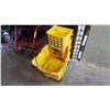 Image 2 : RUBBERMAID BUCKET AND WRINGER