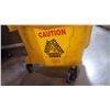 Image 3 : RUBBERMAID BUCKET AND WRINGER