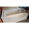 Image 1 : 5 FT SKIRTED BATHTUB