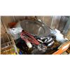 Image 2 : TRAY OF KITCHEN ITEMS