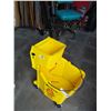 Image 1 : RUBBERMAID MOP BUCKET