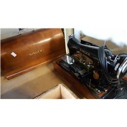 VINTAGE SINGER SEWING MACHINE W/ CASE AND KEY