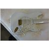 Image 2 : WHITE ELECTRIC GUITAR