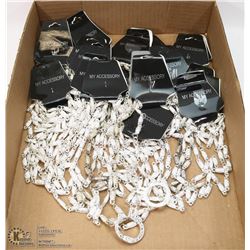 FLAT OF FASHION NECKLACES