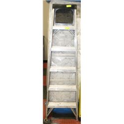 ALUMINUM 6' LADDER