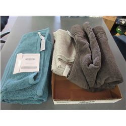 Bundle of New Towels / 30 x 56 - 27 x 52 - 26 x 48 & 1 smaller one