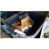 Image 1 : TOTE OF HAND TOOLS AND EXTENTION CORDS
