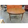 Image 3 : DINING TABLE WITH 2 LEAFS AND SIX CHAIRS