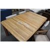 Image 3 : OAK DINING TABLE W/ 3 LEAFS AND 6 CHAIRS