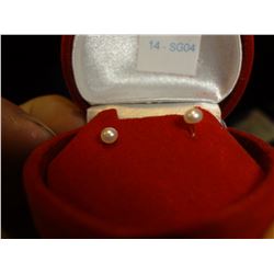 Small Pearl Ear Studs