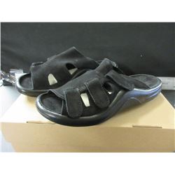 New Women's Hammacher Schlemmer summer Sandles / black size 7