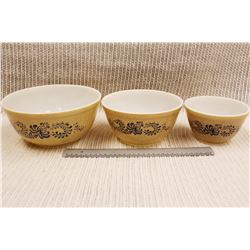 Set of (3) Pyrex Mixing Bowls