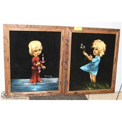SET OF 2 VELVET PAINTINGS INCL. BOY AND GIRL WOOD