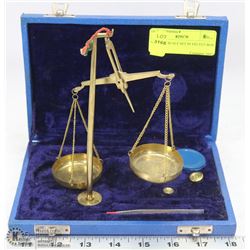 VINTAGE SCALE SET IN VELVET BOX