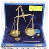 Image 1 : VINTAGE SCALE SET IN VELVET BOX