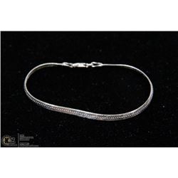 STERLING SILVER FLAT CHAIN BRACELET.